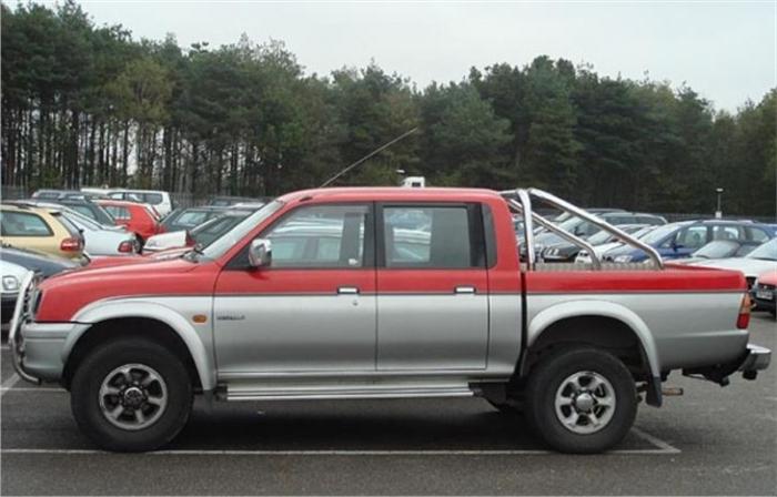 Vyzdvihnúť Mitsubishi L200