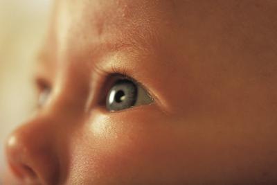 Prečo oko zvlhčuje dieťa: príznaky a príčiny
