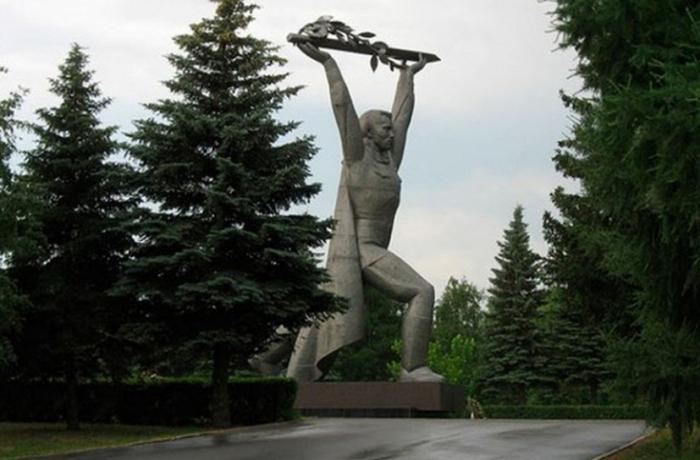 Omsk, Victory Park: pamiatky a pamiatky